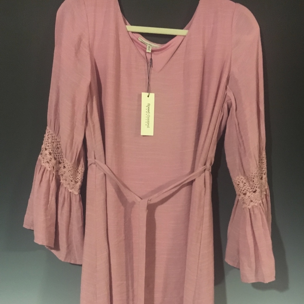 Dress with bell sleeve, light weight fabric